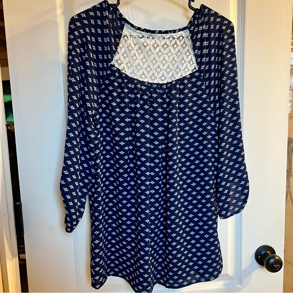 NWOT Light Flowy Aztec Abstract Print Tunic Blouse 3/4 Sleeve Lace Neckline - Picture 7 of 9